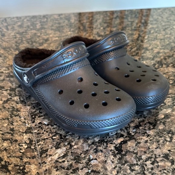 CROCS Shoes - Crocs Black insulated Clogs EUC M4 W6